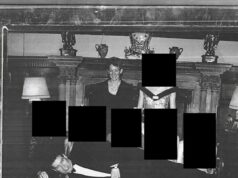 Andrew levou Ghislaine Maxwell para o santuário da família real, revelam arquivos de Epstein Esta foto sem data divulgada pelo Departamento de Justiça dos EUA mostra Ghislaine Maxwell em frente ao número 10 da Downing Street, em Londres.