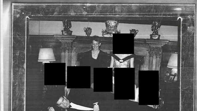 Esta foto sem data divulgada pelo Departamento de Justiça dos EUA mostra Ghislaine Maxwell em frente ao número 10 da Downing Street, em Londres.