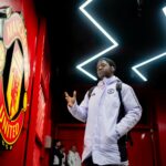 Kobbie Mainoo entra em campo antes da partida da Premier League entre Manchester United e West Ham United em Old Trafford em 2025 em Manchester, Inglaterra.