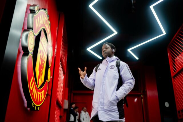 Kobbie Mainoo entra em campo antes da partida da Premier League entre Manchester United e West Ham United em Old Trafford em 2025 em Manchester, Inglaterra.