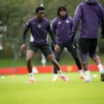 Ruben Amorim com traje do Manchester United durante derrota para o Everton.