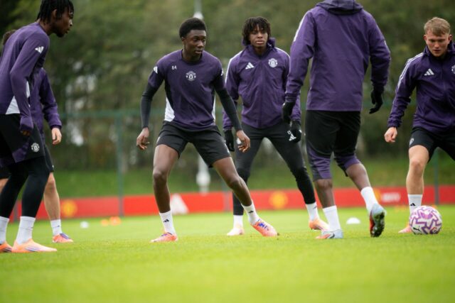 Andy Mitten diz que sempre ouve falar de outro jovem Ruben Amorim com traje do Manchester United durante derrota para o Everton.