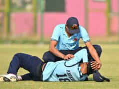 Angkrish Raghuvanshi lesionou-se durante a partida do Troféu Vijay Hazare Angkrish Raghuvanshi lesionou-se durante a partida do Troféu Vijay Hazare