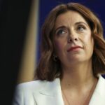 A Ministra das Comunicações e Ministra do Esporte, Anika Wells, antes de um discurso ao National Press Club da Austrália em Canberra, na quarta-feira, 3 de dezembro de 2025. fedpol Foto: Alex Ellinghausen