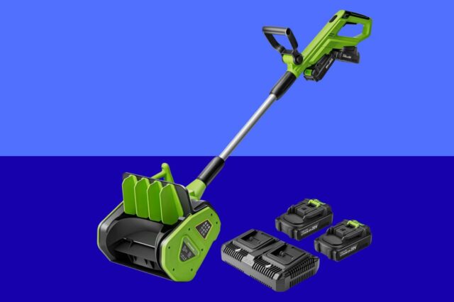 Antes da próxima tempestade, pegue esta pá elétrica para neve Uma pá de neve elétrica com baterias.