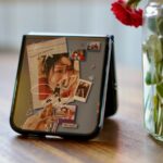 Motorola Razr Ultra ao lado de um laço vermelho