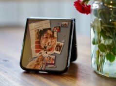 Antes um truque, os telefones flip estão finalmente provando seu valor Motorola Razr Ultra ao lado de um laço vermelho