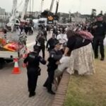 Um homem foi instruído a deixar Bondi Beach depois de correr em direção ao primeiro-ministro Anthony Albanese e gritar 'sangue nas mãos'