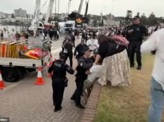 Anthony Albanese abusado enquanto participava da vigília de Bondi: ‘Sangue em suas mãos’ Um homem foi instruído a deixar Bondi Beach depois de correr em direção ao primeiro-ministro Anthony Albanese e gritar 'sangue nas mãos'