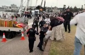 Anthony Albanese abusado enquanto participava da vigília de Bondi: ‘Sangue em suas mãos’ Um homem foi instruído a deixar Bondi Beach depois de correr em direção ao primeiro-ministro Anthony Albanese e gritar 'sangue nas mãos'