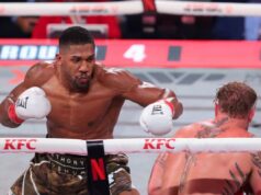 Anthony Joshua ferido em acidente de carro que mata dois na Nigéria uma semana após a luta de Jake Paul Anthony Joshua dá um soco em Jake Paul durante uma luta de boxe de peso pesado.