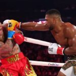 Anthony Joshua dá um soco em Jake Paul em sua luta de peso pesado durante Jake Paul x Anthony Joshua no Kaseya Center em 19 de dezembro de 2025 em Miami, Flórida.