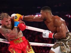 Anthony Joshua nocauteia Jake Paul no sexto round de luta sensacionalista Anthony Joshua dá um soco em Jake Paul em sua luta de peso pesado durante Jake Paul x Anthony Joshua no Kaseya Center em 19 de dezembro de 2025 em Miami, Flórida.