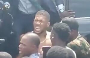Anthony Joshua passará a véspera de Ano Novo em um luxuoso hospital nigeriano se recuperando do acidente que matou seus dois amigos – enquanto a polícia diz que o estouro de um pneu causou um acidente em alta velocidade Imagens tiradas na beira da estrada mostraram o ex-campeão mundial de boxe fazendo uma careta de agonia