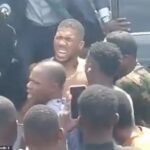 Anthony Joshua (foto após o acidente) recebeu alta do hospital na noite da véspera de Ano Novo