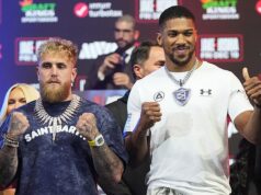Anthony Joshua x Jake Paul AO VIVO: Scorecard e atualizações rodada a rodada enquanto o ex-bicampeão mundial dos pesos pesados entra no ringue de forma polêmica com o YouTuber que virou boxeador Jake Paul, à esquerda, e Anthony Joshua se enfrentam durante uma coletiva de imprensa promovendo sua próxima luta de boxe de pesos pesados, quarta-feira, 17 de dezembro de 2025, em Miami Beach, Flórida.