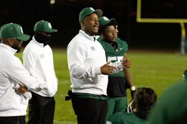 Antoine Evans deixa o cargo de técnico de futebol da Catedral do Sagrado Coração
