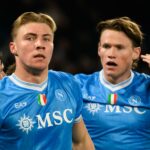 Scott McTominay e o atacante emprestado do Manchester United Rasmus Hojlund após a partida da Série A entre Napoli e Juventus no Stadio Diego Armando Maradona em 2025 em Nápoles, Itália.