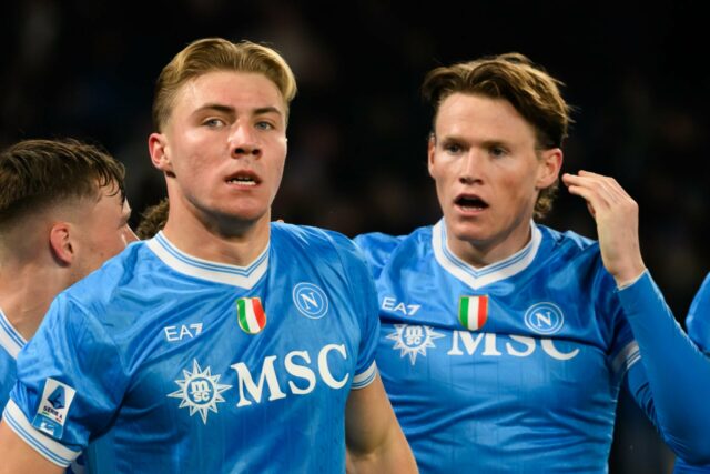 Scott McTominay e o atacante emprestado do Manchester United Rasmus Hojlund após a partida da Série A entre Napoli e Juventus no Stadio Diego Armando Maradona em 2025 em Nápoles, Itália.