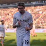 Rasmus Hojlund marca gol com camisa branca do Napoli