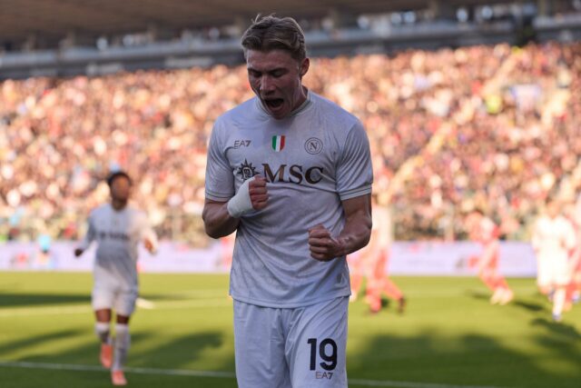 Rasmus Hojlund marca gol com camisa branca do Napoli