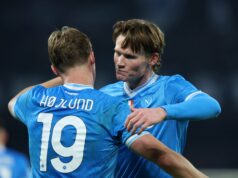 Antonio Conte surpreendido por Scott McTominay por fazer “algo extraordinário” pelo Napoli na vitória por 2 a 1 da Juventus Imagem dividida de Marcus Rashford com jaqueta do Barcelona olhando para o lado e Harry Amass com uniforme do Sheffield Wednesday olhando para o lado.