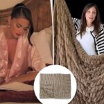 Manta marrom macia e texturizada com um canto dobrado.