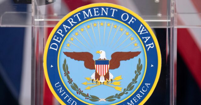 Apesar da oposição, Câmara dos EUA aprova projeto de lei Apesar da oposição, Câmara dos EUA aprova projeto de lei recorde de gastos com defesa de US$ 901 bilhões