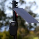 O vereador da cidade de Oakland, Janani Ramachandran, fala sobre as propostas de emendas orçamentárias em um pódio na escadaria em frente à prefeitura, ao lado dos colegas vereadores Zac Unger, à direita, Charlene Wang, na extrema esquerda, e Rowena Brown. (Shomik Mukherjee/Grupo de Notícias da Bay Area)