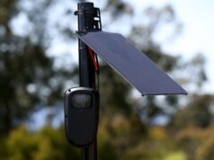 Apesar das preocupações do ICE, Oakland revive possível acordo de US$ 2 milhões para câmeras de vigilância O vereador da cidade de Oakland, Janani Ramachandran, fala sobre as propostas de emendas orçamentárias em um pódio na escadaria em frente à prefeitura, ao lado dos colegas vereadores Zac Unger, à direita, Charlene Wang, na extrema esquerda, e Rowena Brown. (Shomik Mukherjee/Grupo de Notícias da Bay Area)