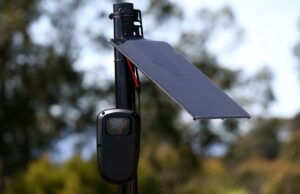 Apesar das preocupações do ICE, Oakland revive possível acordo de US$ 2 milhões para câmeras de vigilância O vereador da cidade de Oakland, Janani Ramachandran, fala sobre as propostas de emendas orçamentárias em um pódio na escadaria em frente à prefeitura, ao lado dos colegas vereadores Zac Unger, à direita, Charlene Wang, na extrema esquerda, e Rowena Brown. (Shomik Mukherjee/Grupo de Notícias da Bay Area)