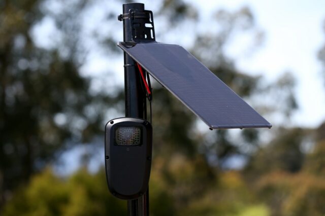 O vereador da cidade de Oakland, Janani Ramachandran, fala sobre as propostas de emendas orçamentárias em um pódio na escadaria em frente à prefeitura, ao lado dos colegas vereadores Zac Unger, à direita, Charlene Wang, na extrema esquerda, e Rowena Brown. (Shomik Mukherjee/Grupo de Notícias da Bay Area)