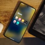 Uma mulher curtindo música com fones de ouvido, em um fundo vibrante com formas de onda, apresentando os logotipos Apple Music, Spotify, YouTube Music e Tidal, além de uma interface de reprodução flutuante.