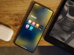 Aplicativos de música para Android são uma vergonha Uma mulher curtindo música com fones de ouvido, em um fundo vibrante com formas de onda, apresentando os logotipos Apple Music, Spotify, YouTube Music e Tidal, além de uma interface de reprodução flutuante.