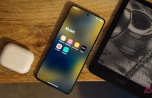 Aplicativos de música para Android são uma vergonha Uma mulher curtindo música com fones de ouvido, em um fundo vibrante com formas de onda, apresentando os logotipos Apple Music, Spotify, YouTube Music e Tidal, além de uma interface de reprodução flutuante.