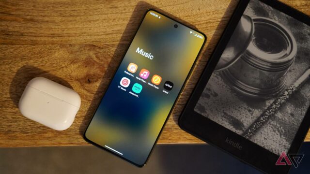 Aplicativos de música para Android são uma vergonha Uma mulher curtindo música com fones de ouvido, em um fundo vibrante com formas de onda, apresentando os logotipos Apple Music, Spotify, YouTube Music e Tidal, além de uma interface de reprodução flutuante.