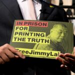 Vários grupos de ativistas pró-democracia, incluindo Jimmy Lai, no centro, chegam a um tribunal em Hong Kong, terça-feira, 15 de setembro de 2020. Os ativistas proeminentes Jimmy Lai e Joshua Wong estavam entre mais de duas dúzias de ativistas que compareceram ao tribunal após serem acusados ​​de participar de uma reunião ilegal. Eles foram acusados ​​de participar de uma vigília em 4 de junho passado para comemorar o aniversário da repressão de Tiananmen em 1989. Embora o evento seja realizado todos os anos, as autoridades não concederam permissão para a reunião este ano, alegando preocupações com a propagação do coronavírus. (Foto AP/Kin Cheung)