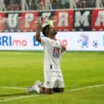 Apoiadores do Persib ultrajantes! Esposa e filhos de Yance Sayuri também atacados por comentários racistas