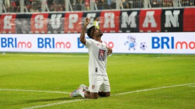 Apoiadores do Persib ultrajantes! Esposa e filhos de Yance Sayuri também atacados por comentários racistas
