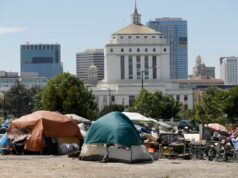 Após ações judiciais na Califórnia, a administração Trump interrompe o plano para desviar bilhões de dólares de moradias para moradores de rua Após ações judiciais na Califórnia, a administração Trump interrompe o plano para desviar bilhões de dólares de moradias para moradores de rua