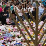 Uma menorá de Hanukkah representa um tributo floral enquanto as pessoas se reúnem para prestar suas homenagens perto do Pavilhão Bondi em Bondi Beach hoje.