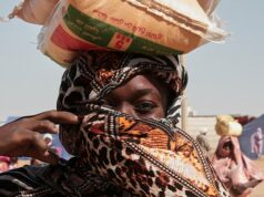 Após o horror de El Fasher, ONU alerta para nova onda de atrocidades Uma mulher sudanesa deslocada de El Fasher recolhe ajuda alimentar no campo de refugiados de El Afadh.