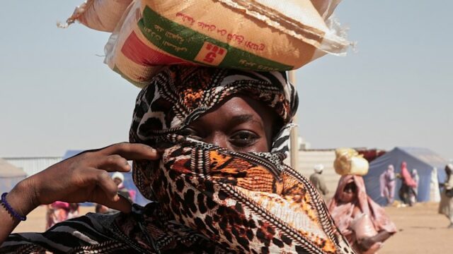 Após o horror de El Fasher, ONU alerta para nova Uma mulher sudanesa deslocada de El Fasher recolhe ajuda alimentar no campo de refugiados de El Afadh.