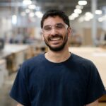 Apple Manufacturing Academy é inaugurada em Detroit para apoiar empresas dos EUA | Homem com óculos de segurança em uma fábrica