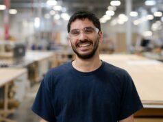 Apple Manufacturing Academy se expande para incluir cursos virtuais gratuitos Apple Manufacturing Academy é inaugurada em Detroit para apoiar empresas dos EUA | Homem com óculos de segurança em uma fábrica