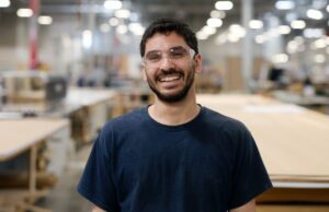 Apple Manufacturing Academy se expande para incluir cursos virtuais gratuitos Apple Manufacturing Academy é inaugurada em Detroit para apoiar empresas dos EUA | Homem com óculos de segurança em uma fábrica