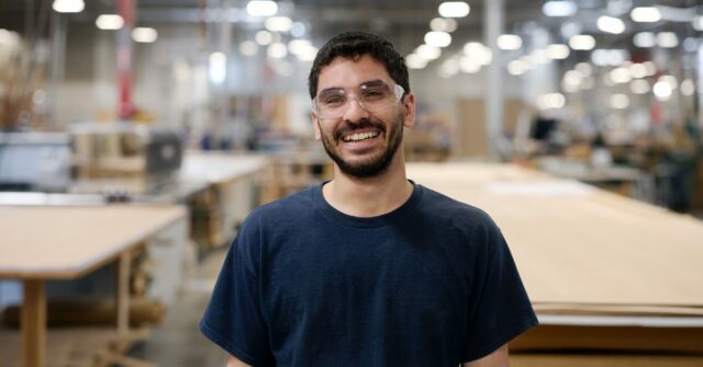 Apple Manufacturing Academy é inaugurada em Detroit para apoiar empresas dos EUA | Homem com óculos de segurança em uma fábrica