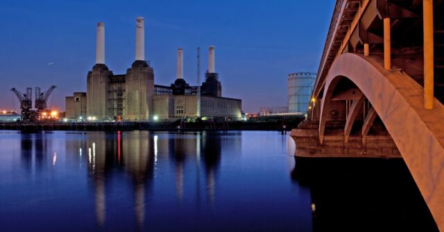 Apple enfrenta processo de US$ 1,8 bilhão alegando que usuários da App Store do Reino Unido foram cobrados a mais | A foto mostra a Central Elétrica de Battersea