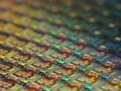 Apple está em negociações iniciais para montar e embalar chips para iPhone na Índia: relatório Chips TSMC atingirão 1,4 nm em 2028, com nome confuso confirmado | Uma foto macro de uma bolacha de silício