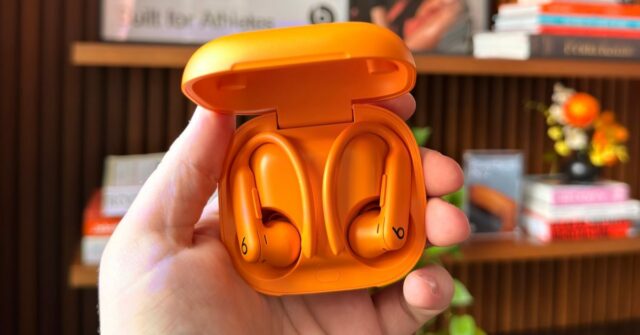 Apple lança nova atualização de firmware do Powerbeats Pro 2 Apple lança nova atualização de firmware do Powerbeats Pro 2